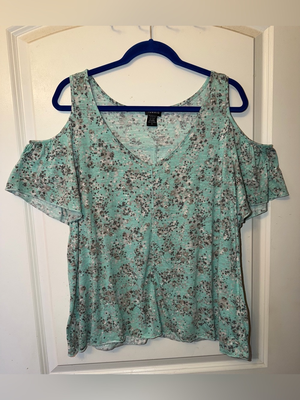 Torrid 0/Large Light Blue-Green Ditsy Floral Print Cold Shoulder Top
